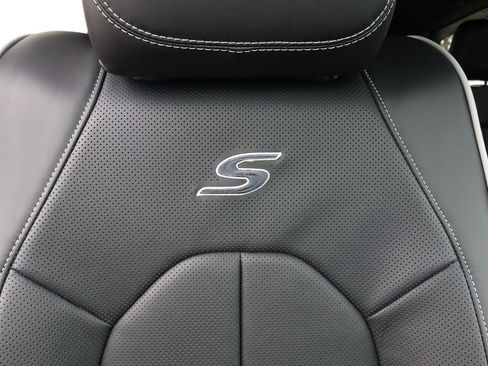 New 2026 Chrysler Pacifica Limited w/ Uconnect Theater Family Group image 33