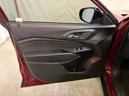 Used 2025 Chevrolet Trax RS w/ Sunroof Package FWD image 31