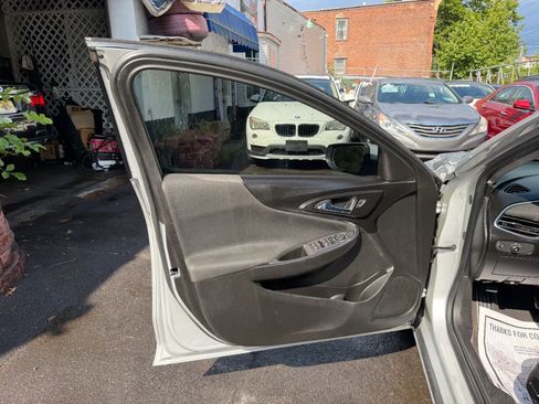 Used 2018 Chevrolet Malibu LT FWD image 26