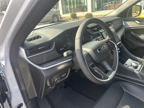 New 2025 Jeep Grand Cherokee Limited w/ Black Appearance Package AWD/4WD image 15