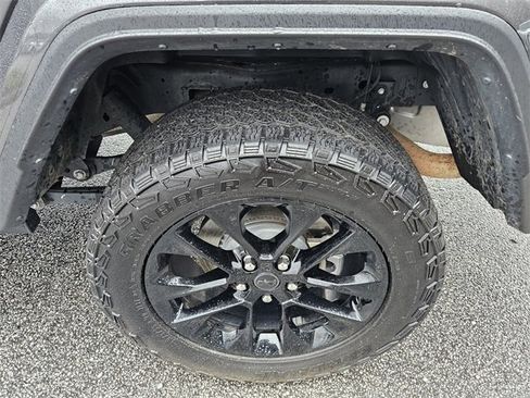 Used 2025 Jeep Gladiator Sport image 8