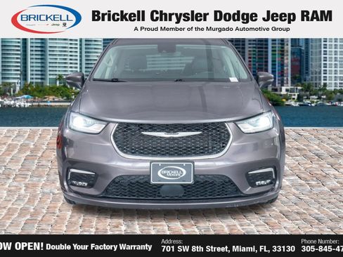 Used 2023 Chrysler Pacifica Touring-L FWD image 2