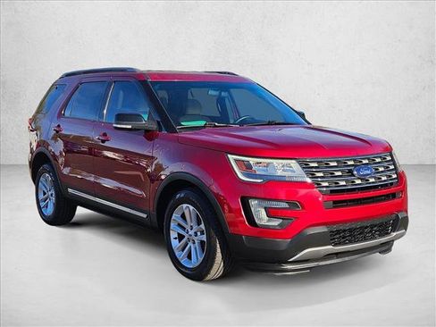 Used 2017 Ford Explorer XLT image 3