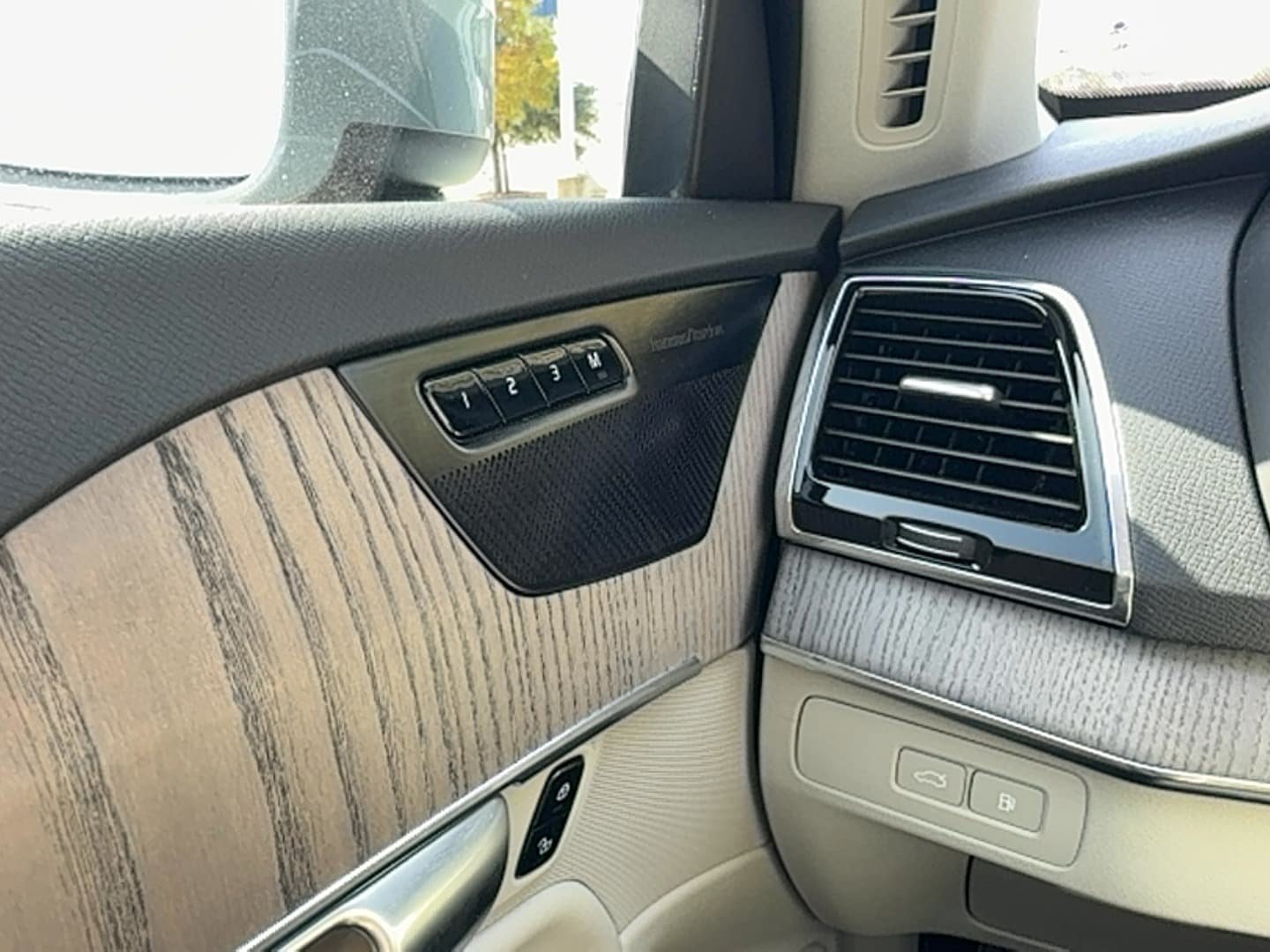 Certified 2024 Volvo XC90 T8 Plus w/ Protection Package Premier AWD/4WD image 18