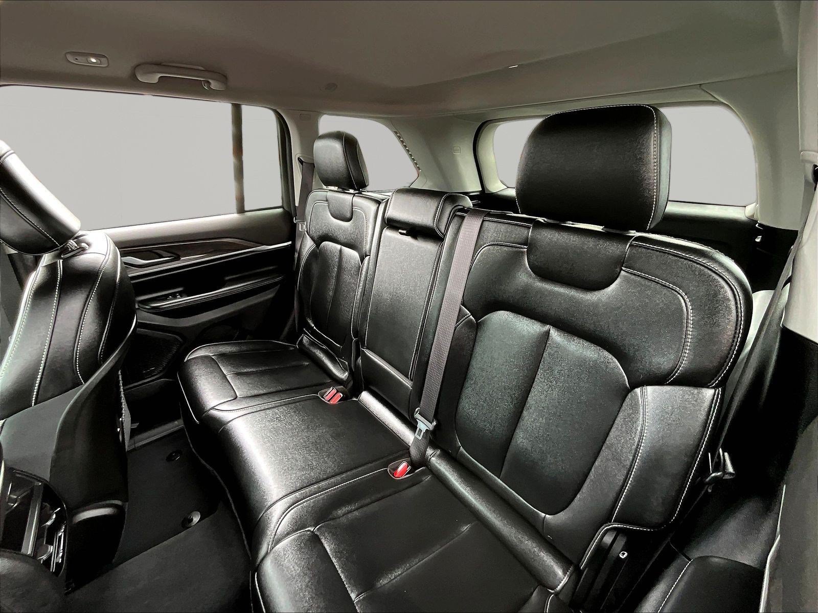 Used 2023 Jeep Grand Cherokee Limited AWD/4WD image 22