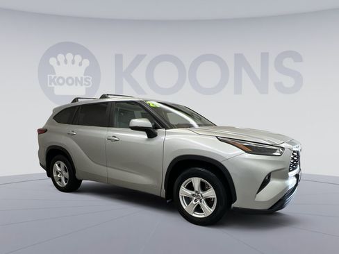 Used 2023 Toyota Highlander LE AWD/4WD image 10