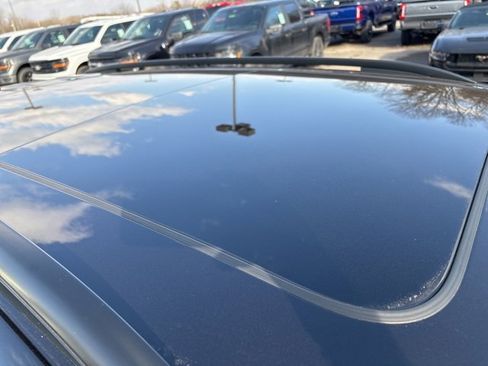 Used 2018 Volkswagen Tiguan SE w/ Panoramic Sunroof Package image 6