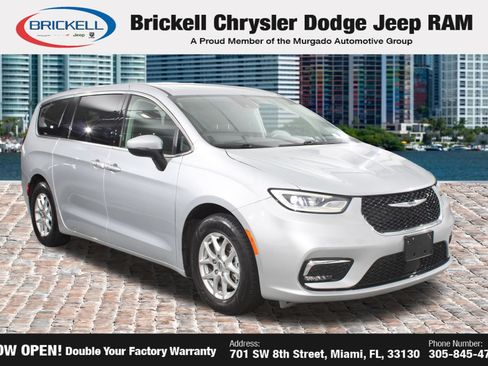 Used 2023 Chrysler Pacifica Touring-L FWD image 7