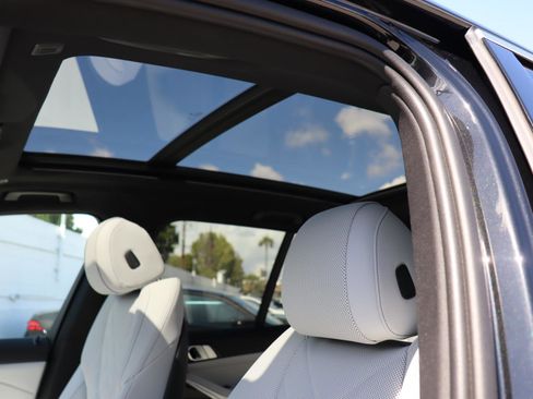 Used 2025 BMW X5 sDrive40i w/ Premium Package image 19