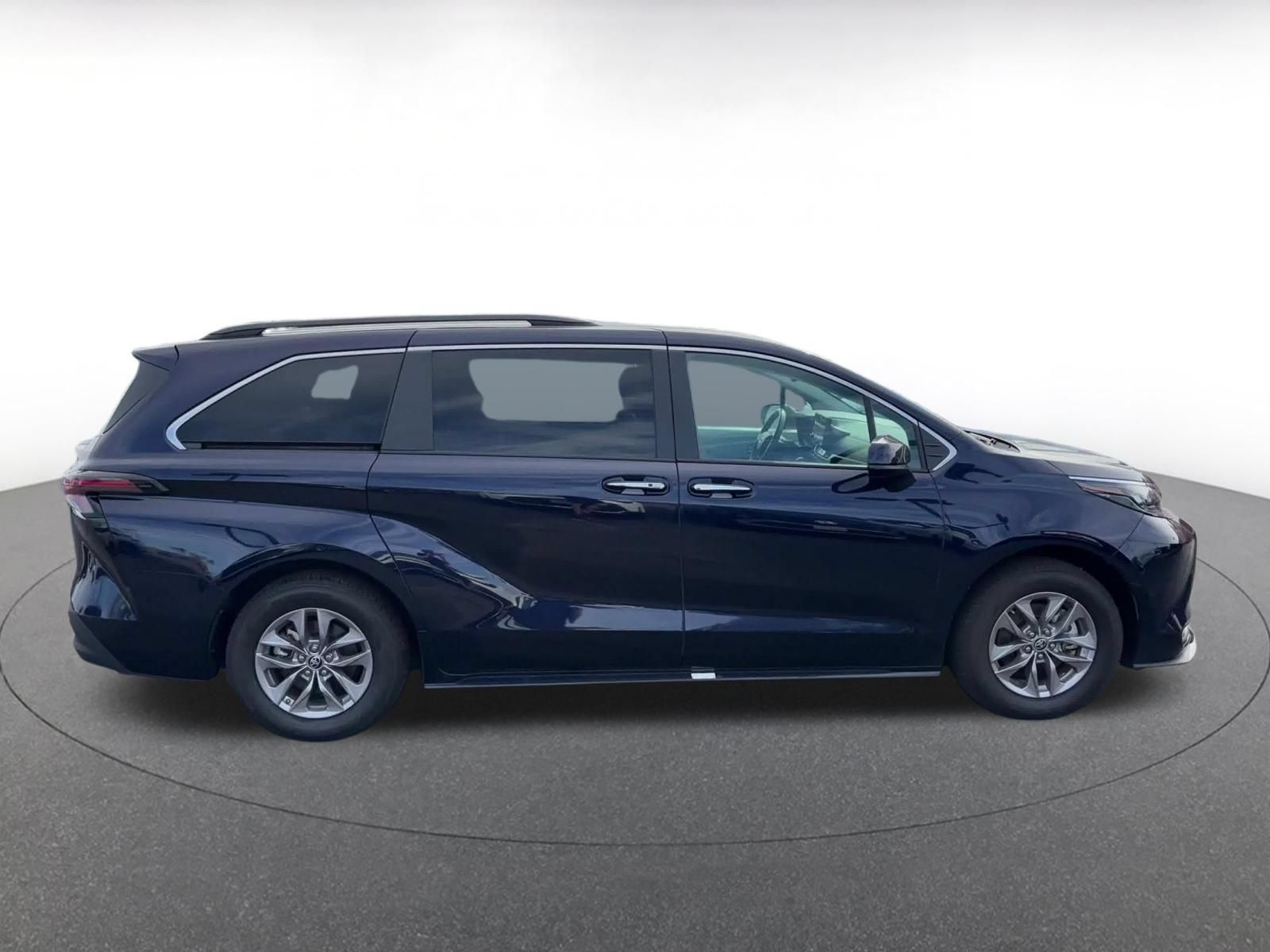 Used 2025 Toyota Sienna XLE FWD image 15