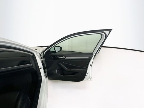 Used 2019 Volkswagen Jetta SE FWD image 32