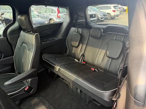 Used 2025 Chrysler Pacifica Limited AWD/4WD image 6