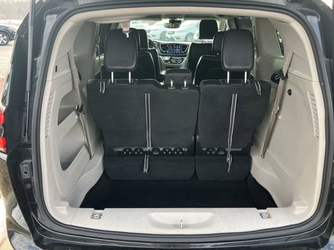 Used 2022 Chrysler Pacifica Touring-L image 21