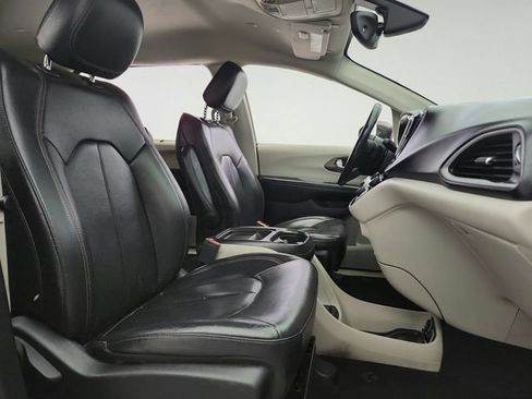 Used 2019 Chrysler Pacifica Touring-L FWD image 29