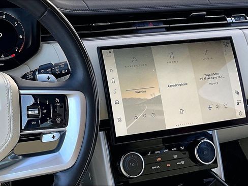 Used 2023 Land Rover Range Rover Long Wheelbase SE image 6