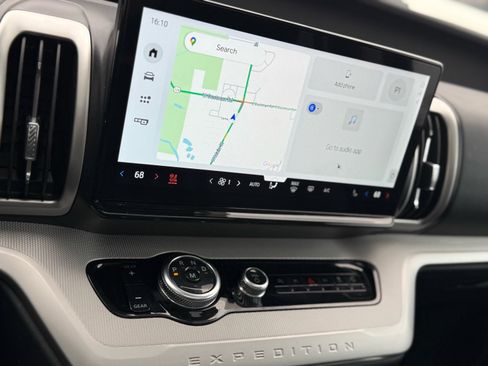 Used 2025 Ford Expedition Active image 23