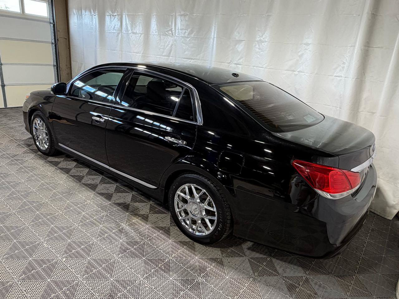 Used 2011 Toyota Avalon Limited FWD image 4