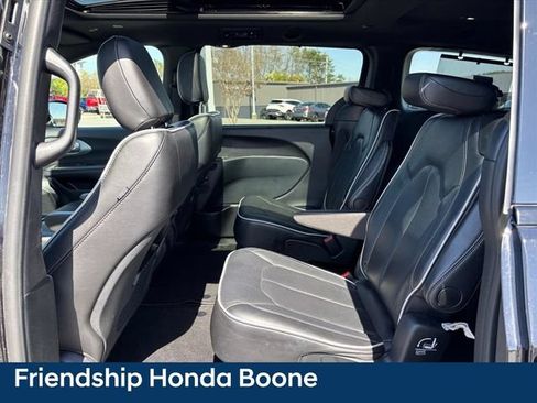 Used 2025 Chrysler Pacifica Limited FWD image 13