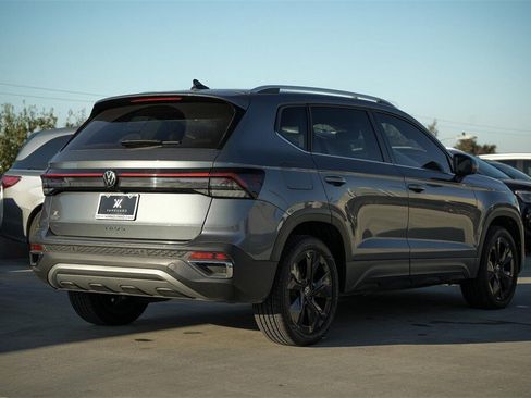 New 2025 Volkswagen Taos SE image 6