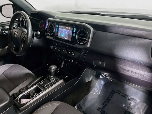 Certified 2018 Toyota Tacoma TRD Off-Road AWD/4WD image 25