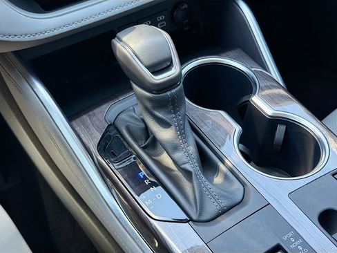 Used 2024 Toyota Highlander Limited image 30