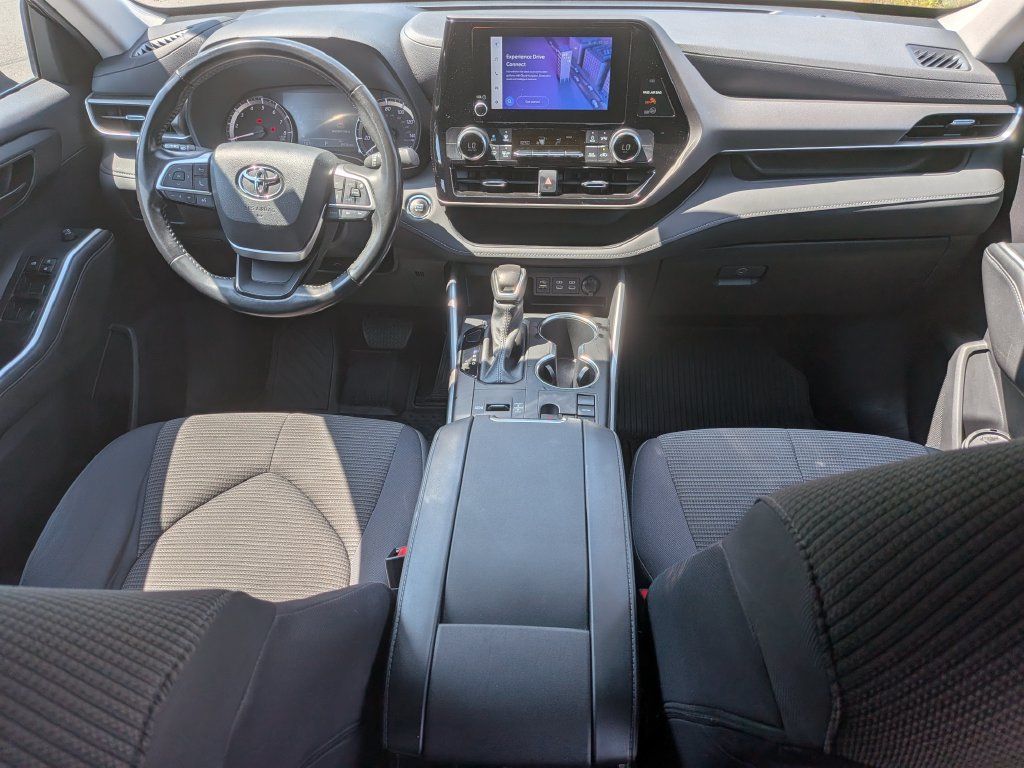 Used 2023 Toyota Highlander LE FWD image 28