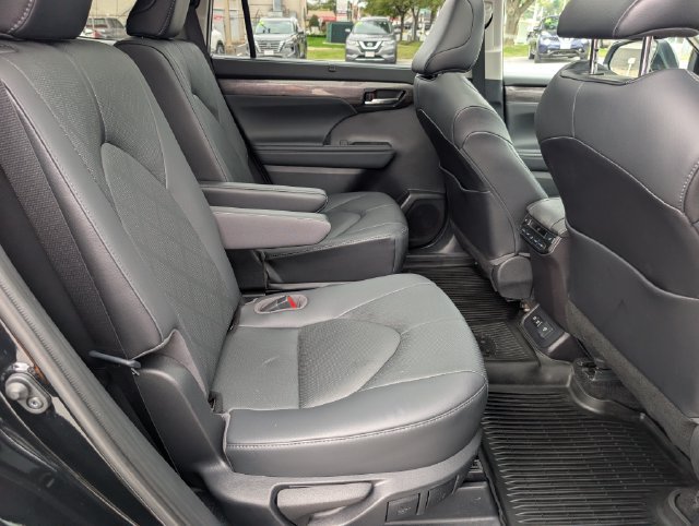 Used 2021 Toyota Highlander Platinum AWD/4WD image 12