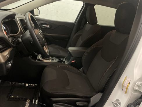 Used 2016 Jeep Cherokee Latitude FWD image 12