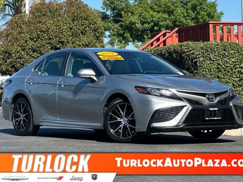 Used 2022 Toyota Camry SE image 1