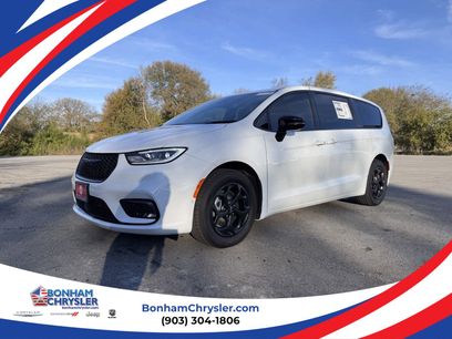 New 2024 Chrysler Pacifica Limited w/ Uconnect Theater Family Group