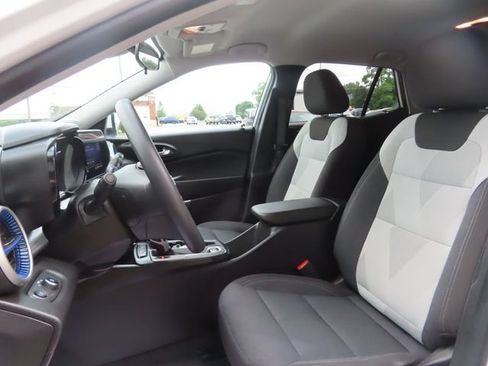 Used 2024 Chevrolet Trax LS w/ LS Convenience Package FWD image 18