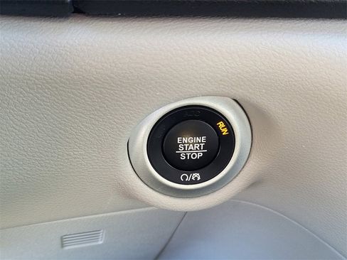 Used 2024 Chrysler Pacifica Touring-L image 19