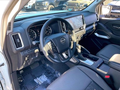 Used 2025 Nissan Frontier SV image 8