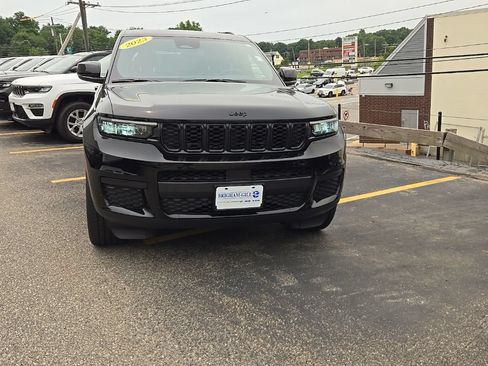 Used 2023 Jeep Grand Cherokee L Laredo AWD/4WD image 4