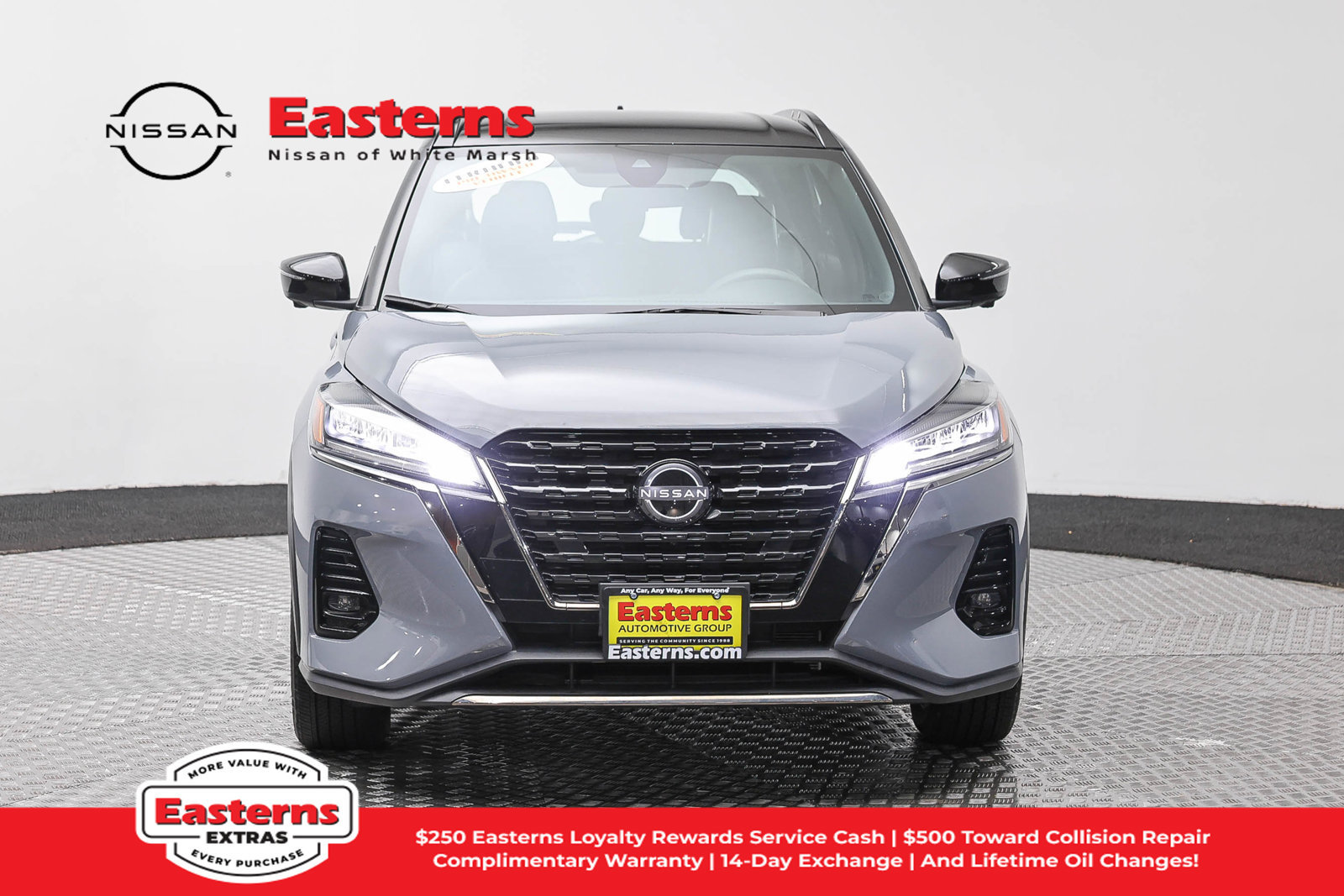 Used 2023 Nissan Kicks SR w/ SR Premium Package FWD image 2