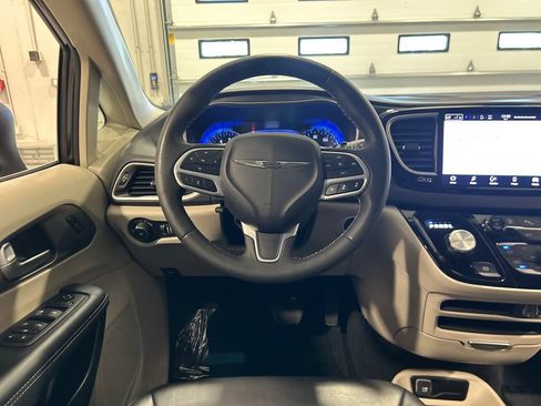 Used 2023 Chrysler Pacifica Touring-L FWD image 26