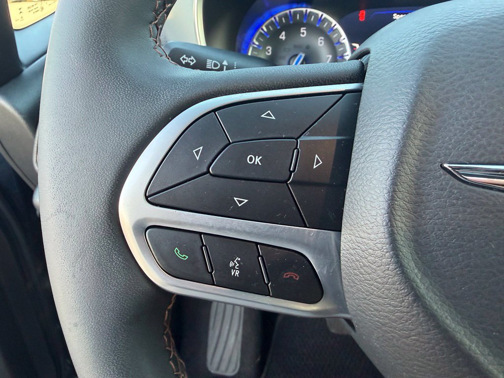 Used 2025 Chrysler Pacifica Pinnacle FWD image 13