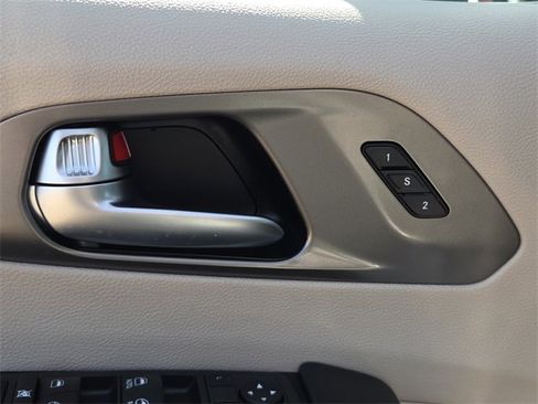 Used 2023 Chrysler Pacifica Touring-L image 20