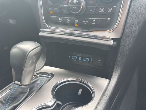 Used 2018 Jeep Grand Cherokee Laredo AWD/4WD image 17