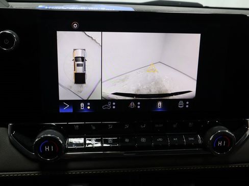 Used 2024 Chevrolet Colorado ZR2 w/ ZR2 Convenience Package III image 3