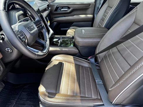 New 2026 GMC Yukon Denali Ultimate w/ LPO, Floor Liner Package AWD/4WD image 9