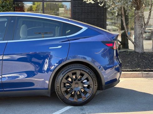 Used 2020 Tesla Model Y Long Range image 11
