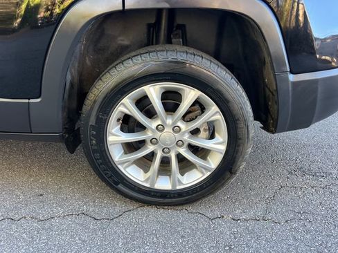 Used 2019 Jeep Cherokee Latitude w/ Cold Weather Group image 33