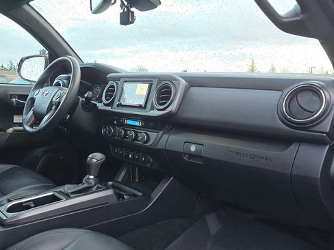 Used 2020 Toyota Tacoma TRD Off-Road image 12