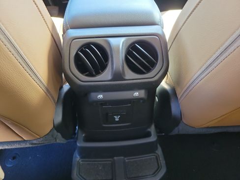 Used 2022 Jeep Wrangler Unlimited Sahara w/ LED Lighting Group AWD/4WD image 8