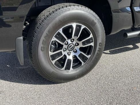 Used 2024 Nissan Titan SV w/ SV Convenience Package image 7