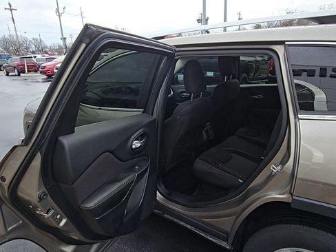 Certified 2016 Jeep Cherokee Latitude w/ Comfort/Convenience Group image 16