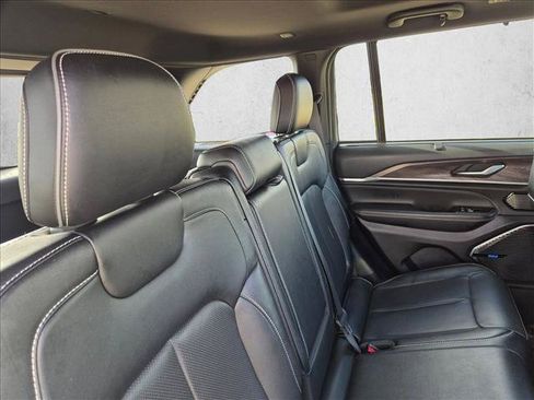 Used 2022 Jeep Grand Cherokee Overland w/ Luxury Tech Group IV AWD/4WD image 17