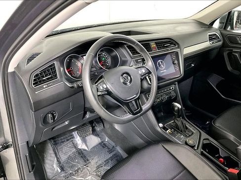 Used 2021 Volkswagen Tiguan SE w/ Panoramic Sunroof Package image 13