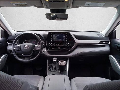 Used 2022 Toyota Highlander LE FWD image 18
